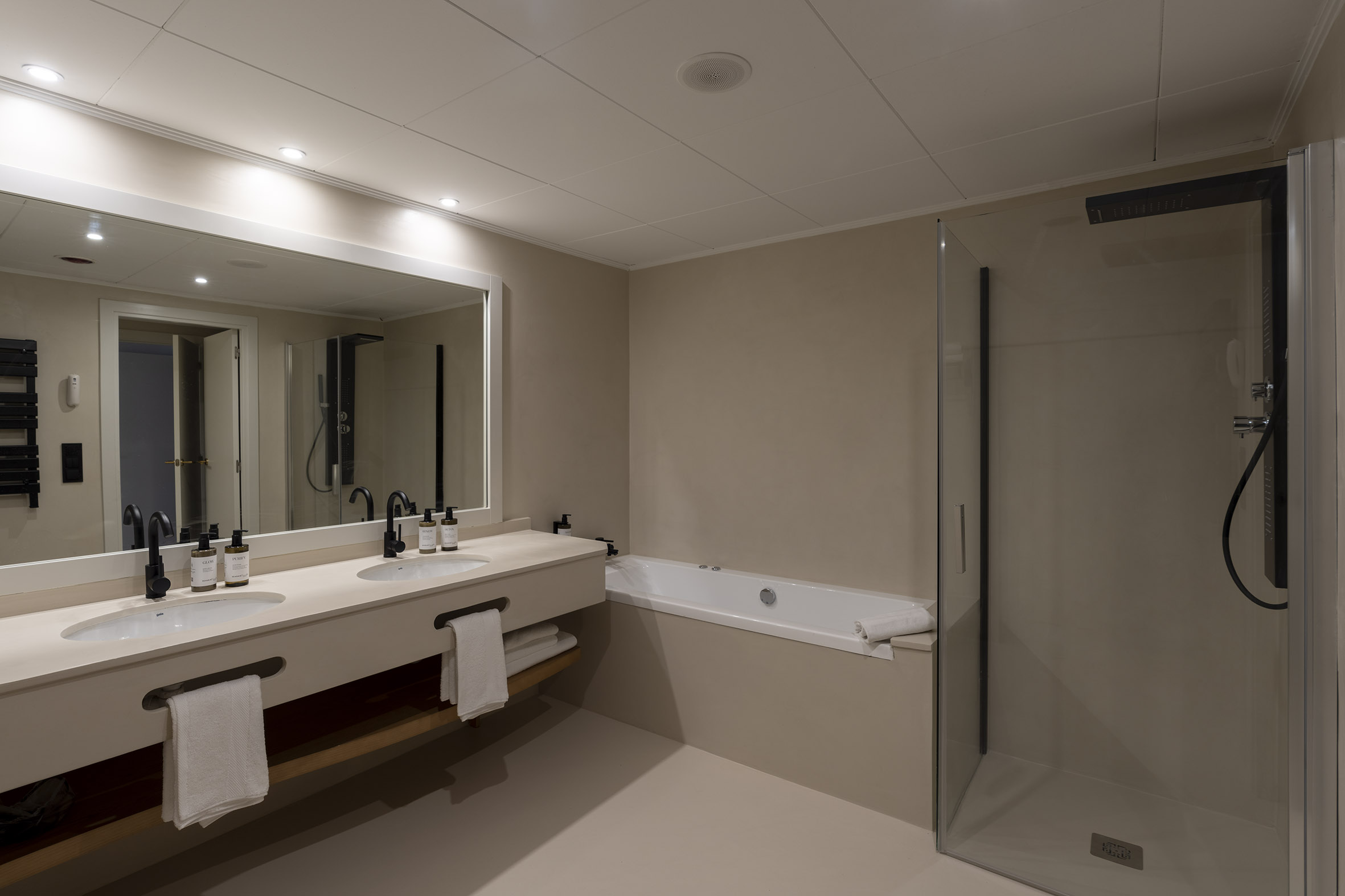 room_image.entity.field_media_image.entity.title.value room_image.entity.field_media_image.entity.alt.value