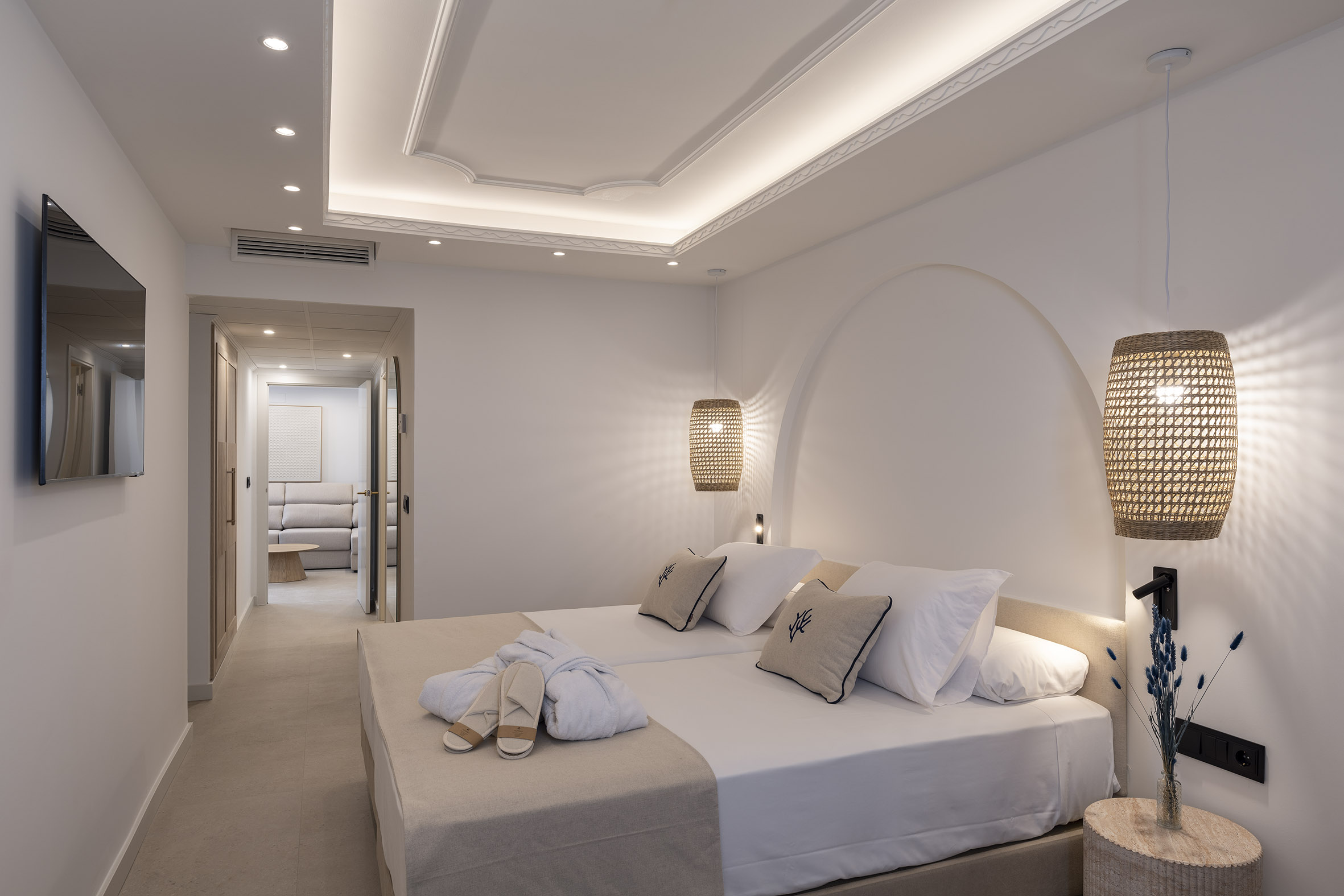 room_image.entity.field_media_image.entity.title.value room_image.entity.field_media_image.entity.alt.value