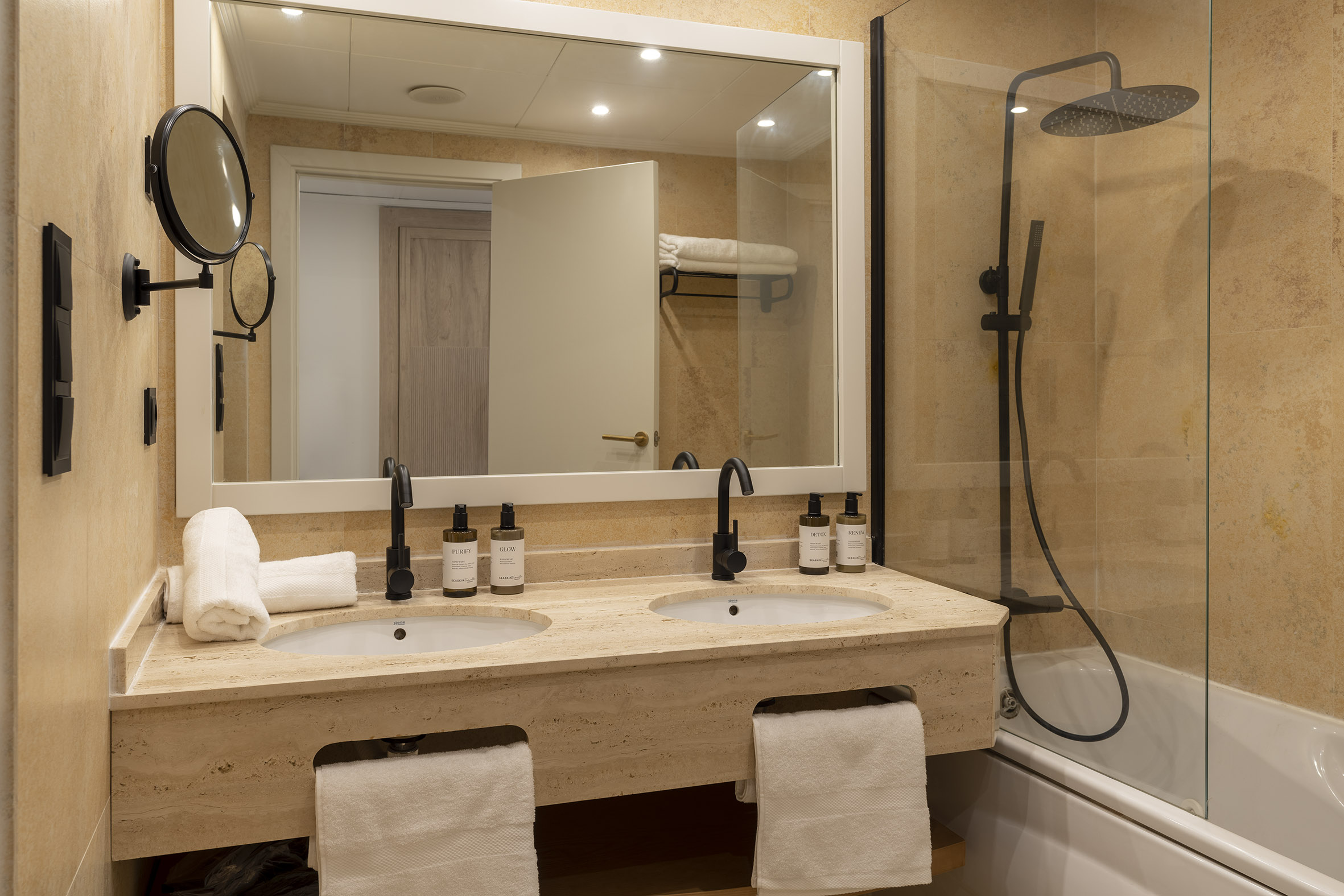 room_image.entity.field_media_image.entity.title.value room_image.entity.field_media_image.entity.alt.value