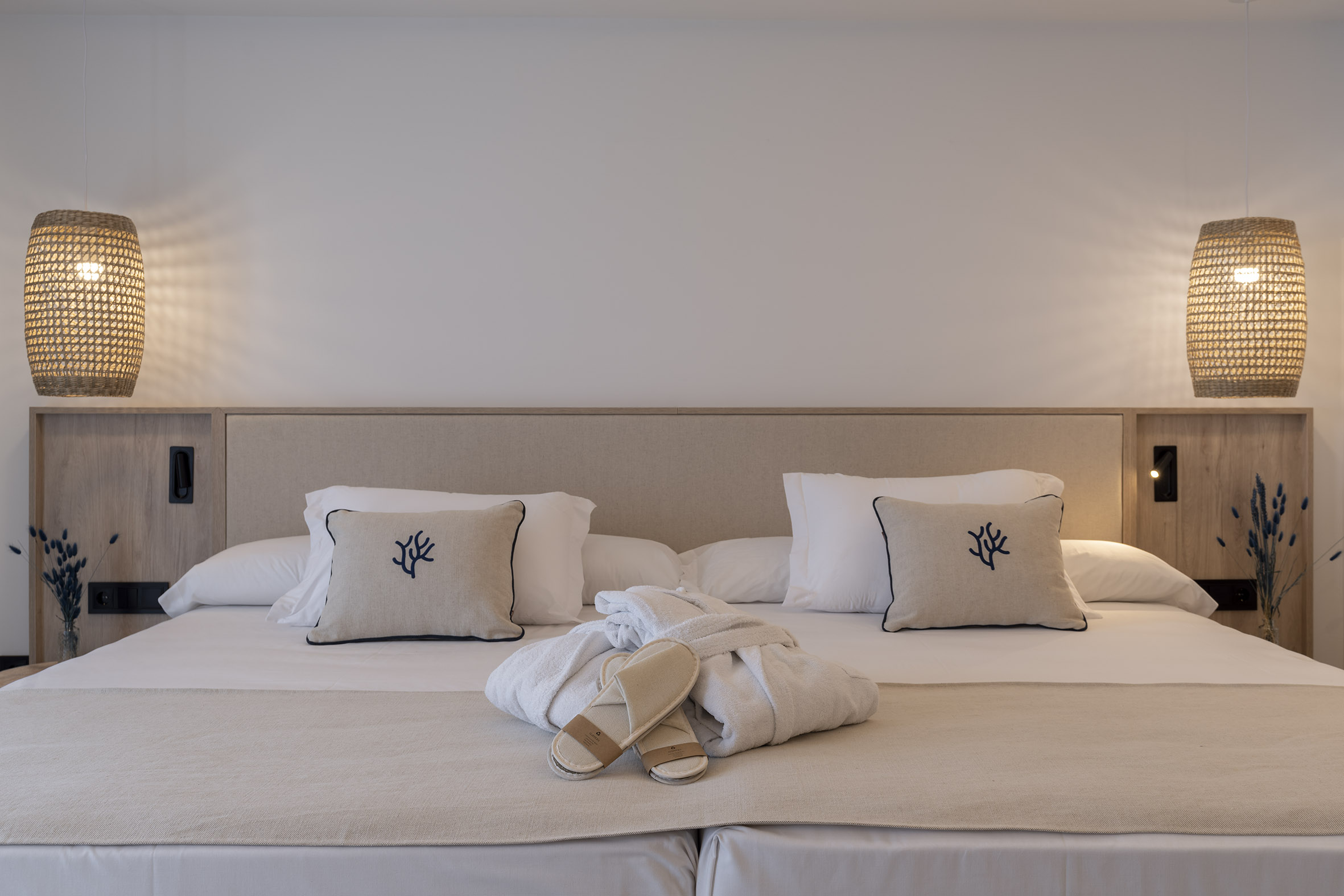 room_image.entity.field_media_image.entity.title.value room_image.entity.field_media_image.entity.alt.value
