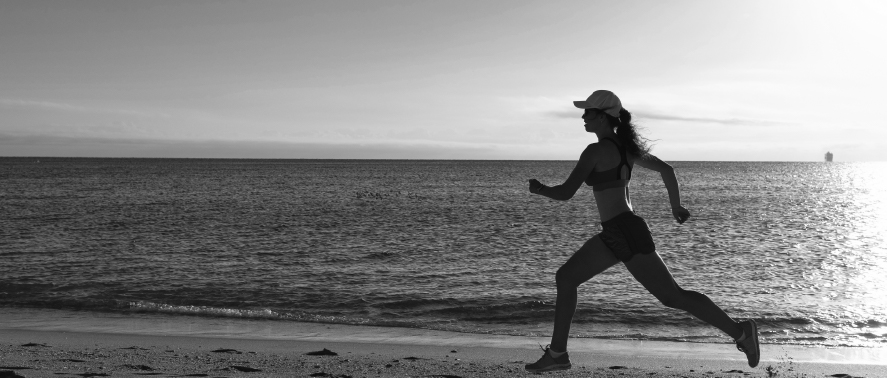 hombre corriendo en la playa, haciendo ejercicio en la playa