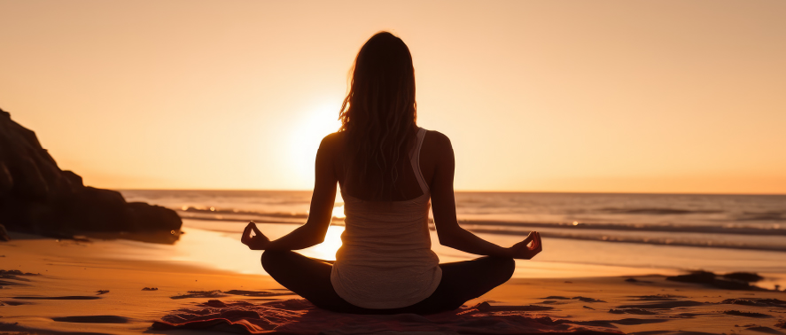 mujer frente al mar haciendo yoga o meditación