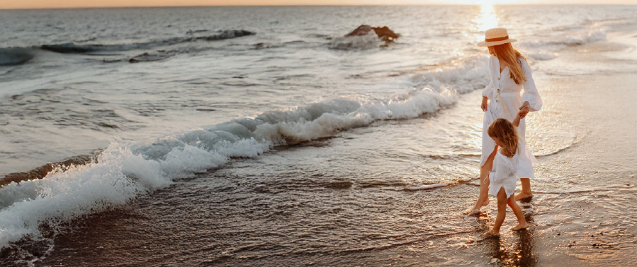 familia vacaciones frente al mar en la playa