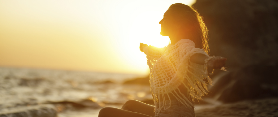 mujer frente al mar meditando